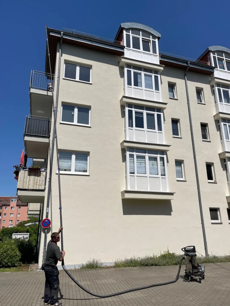 Dachrinnenreinigung mit Seiltechnik in Berlin